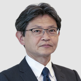 前川幹衛氏はEssex Furukawa Magnet Wire Japanの社長です。古河電気工業株式会社（日本）マグネットワイヤ事業部の副部長を経て、2020年10月の合弁会社発表後にEssex Furukawaに入社しました。1984年から古河電気グループで働いており、東京とロンドン（英国）で戦略的なグローバル事業開発を行っています。また、2012年から2017年まで最高マーケティング責任者として、企画部門でゼネラルマネージャーを務めました。名古屋大学で経済学の学士号を取得しています。
