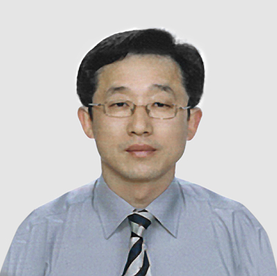 Yun K Kang è stato nominato CFO di Superior Essex in occasione dell'apertura dell'anno solare 2022, e porta in azienda un ampio patrimonio di esperienze e competenze globali in materia di finanza e leadership. In precedenza ha ricoperto il ruolo di Controller per quasi vent'anni presso la LG Chem America, con sede in New Jersey, oltre che ricoprire i ruoli di CFO per LG Hausys America tra il 2010 e il 2015 e di CEO per LG Miso Finance dal 2017 al 2021, quest'ultimo con base a Seoul. Yun K Kang ha ottenuto la laurea presso l'Università di Seoul.
